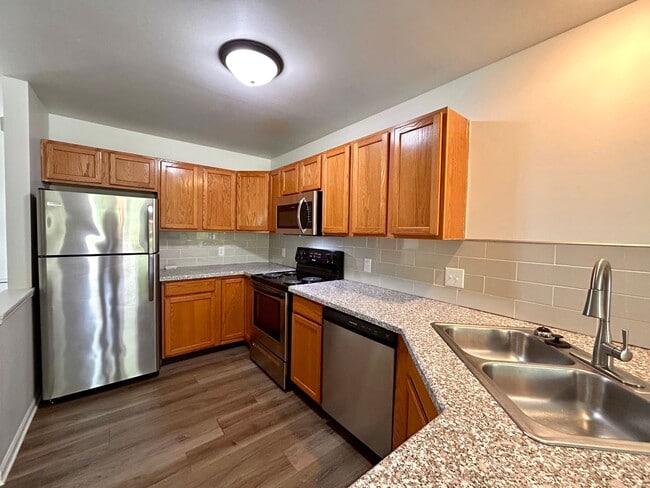 Building Photo - Four Bedroom Duplex in Cascade