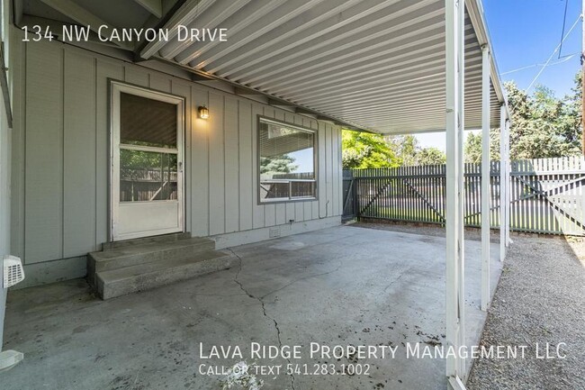 Building Photo - 134 NW Canyon Dr