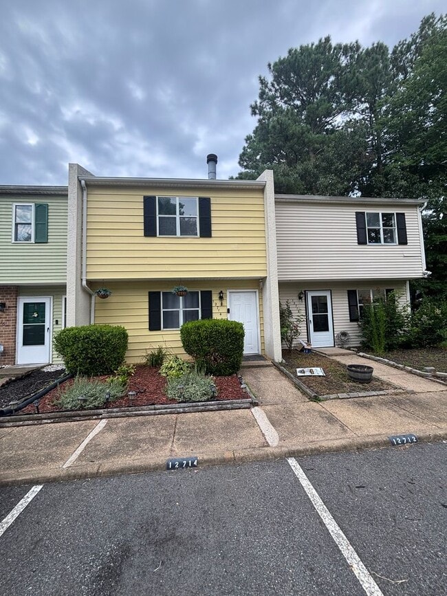 Building Photo - HALF OFF FIRST FULL MONTH'S RENT! Charming...