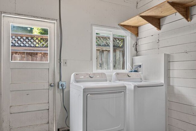 Building Photo - 2,900 /Month Beautiful 2 Bed, 1 Bath Single Story, with Garage Centrally Located in Petaluma!