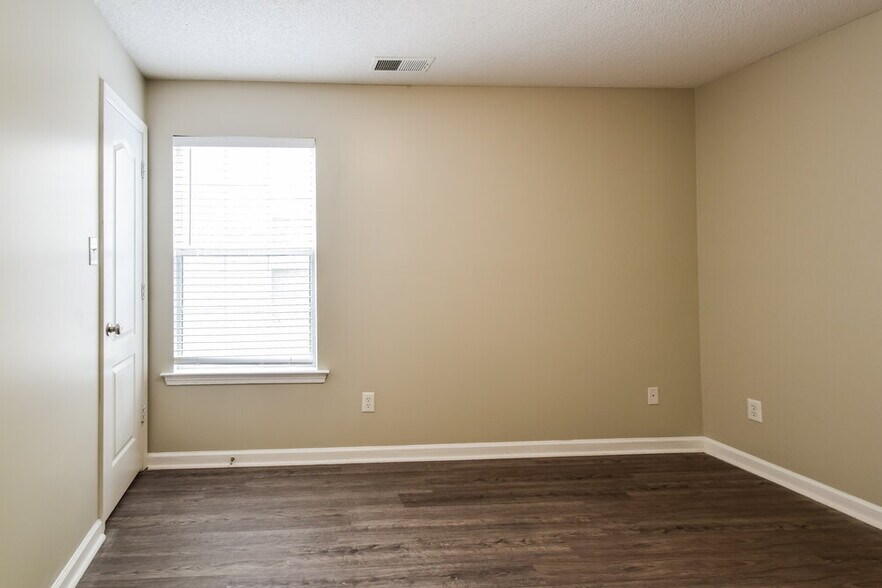 Building Photo - 10093 Woodland Hills Dr