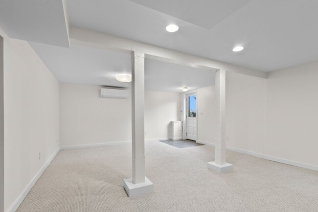 Building Photo - 1Bd/1Ba Seattle Duplex