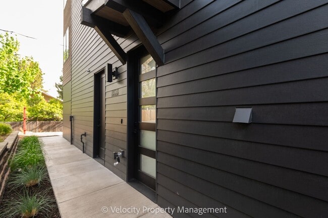 Building Photo - Partially Furnished Luxury Westside Townhome!