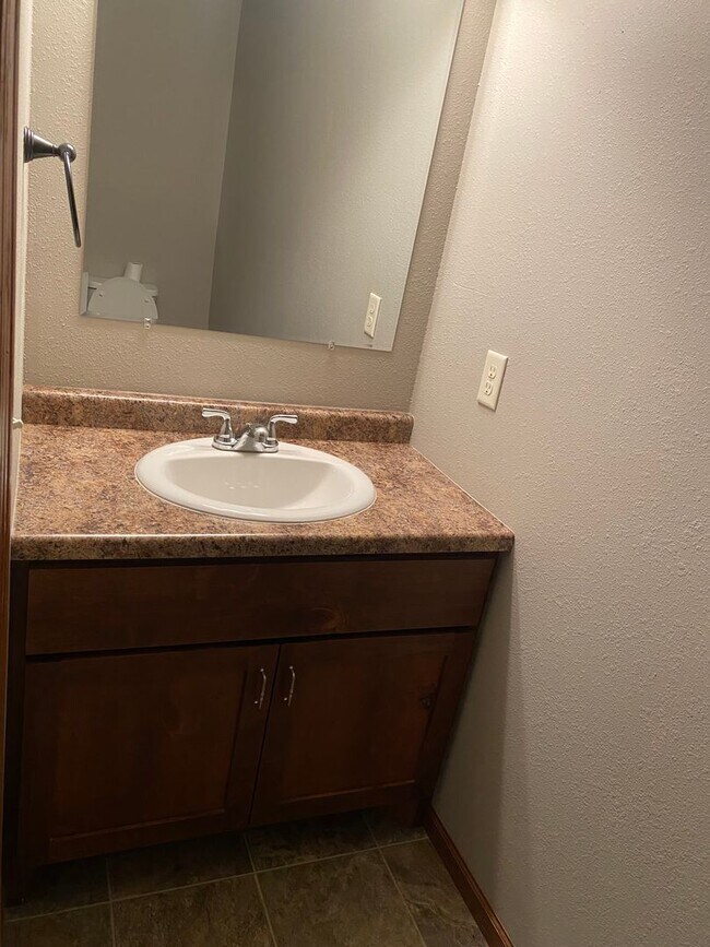 Building Photo - 3 Bedroom Townhome on Peach Dr. in Sauk Ra...
