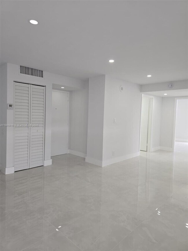 Building Photo - 17021 N Bay Rd