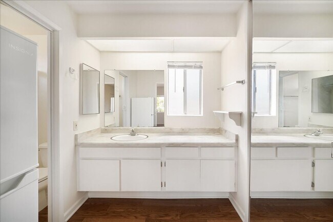 Building Photo - 7100-7104 1/2 Kittyhawk Ave. 1/2-7102