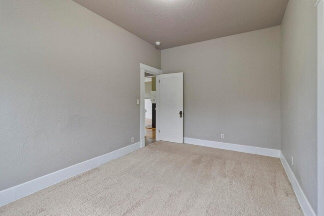 Building Photo - 7 Rose Ave