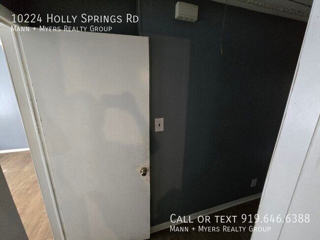 Building Photo - 10224 Holly Springs Rd