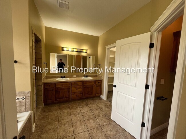 Building Photo - 6192 Pheasant Dr