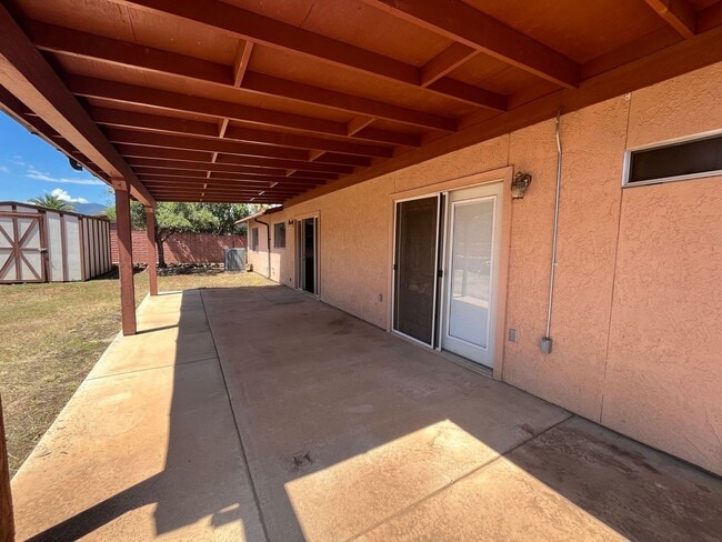 Building Photo - Spacious 3 bedroom with den.