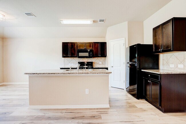 Building Photo - Charming 3BR/2BA Contemporary Home with Lu...