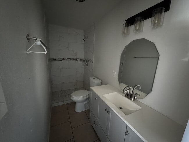 Building Photo - Maryvale 4 bedroom with RV gate and garage