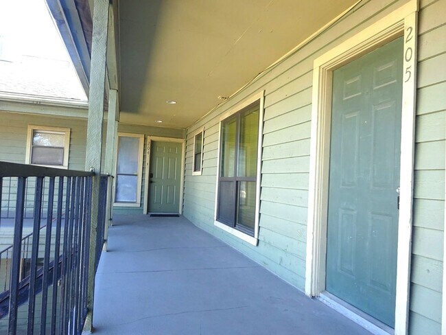 Building Photo - For Lease | 1 Bed, 1 Bath | 650 Sq Ft | Stratford on Baldwin Condo |