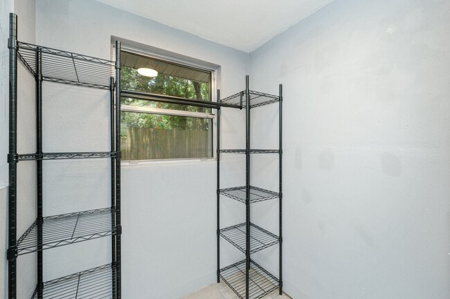 Building Photo - Updated home in Fort Walton Beach!