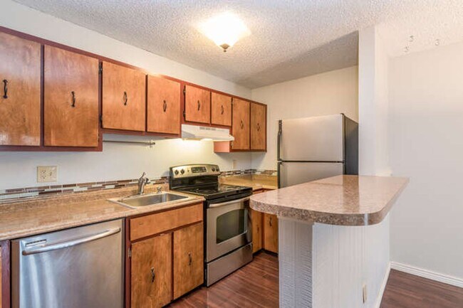 Building Photo - Charming  2 Bed 2 Bath Main Floor Condo Available June 12!