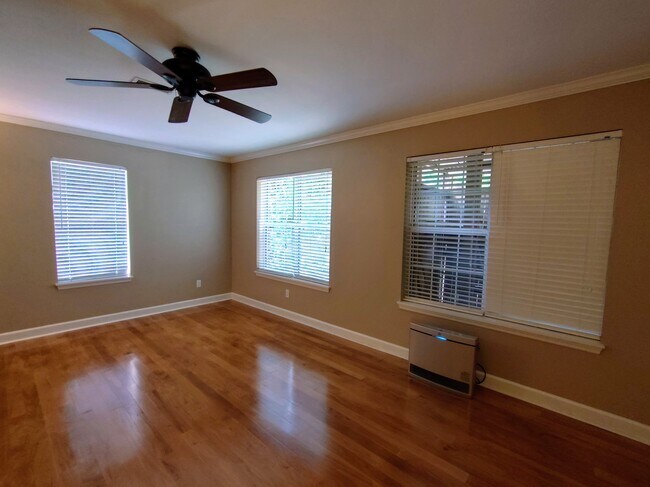 Building Photo - 2108 Valley Dale Ln