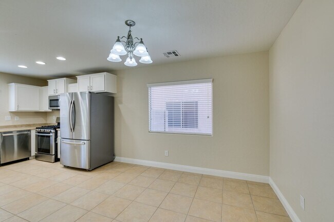 Building Photo - Upgraded spacious 4bedroom home near Mountains Edge!