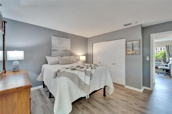 Building Photo - 1349 New Bedford Dr