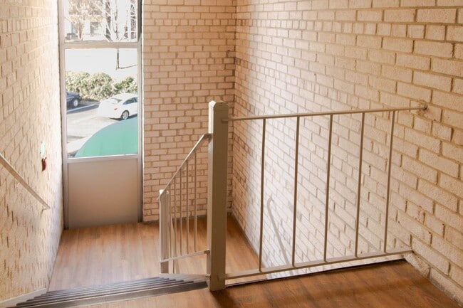 Building Photo - Beautiful top-level 1 bedroom, 1 bathroom condo in Alexandria City