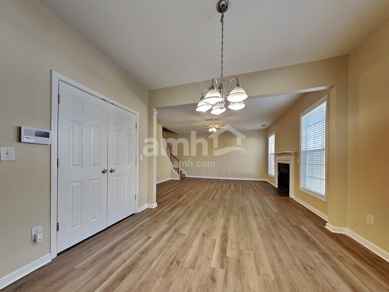 Building Photo - 6216 Roseway Ct