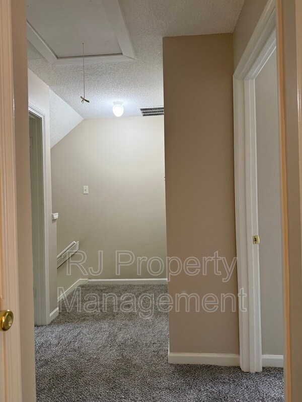Building Photo - 3400 Lord Dunmore Cove