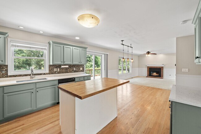 Building Photo - 406 Lakewood Dr