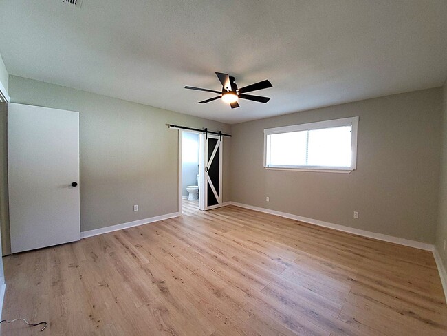 Building Photo - Beautifully Remodeled 3 Bedroom, 2 Bathroo...