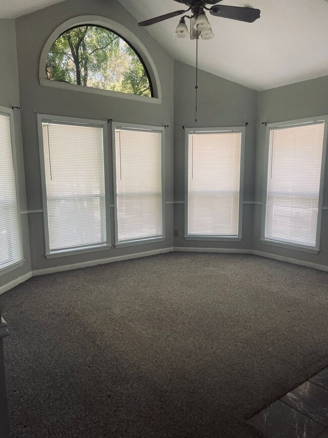 Building Photo - 2 Bed / 1 Bath