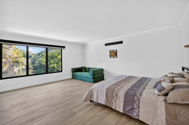 Building Photo - 511 S Riverhills Dr