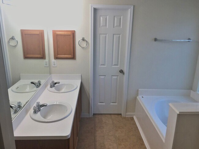 Building Photo - 17406 Hoover Gardens Dr