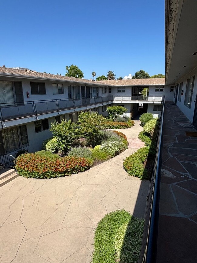 Building Photo - Spacious 1 bedroom available now in Long B...