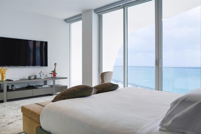 Building Photo - 16901 Collins Ave