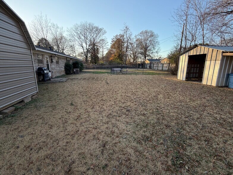 Building Photo - 518 5th St