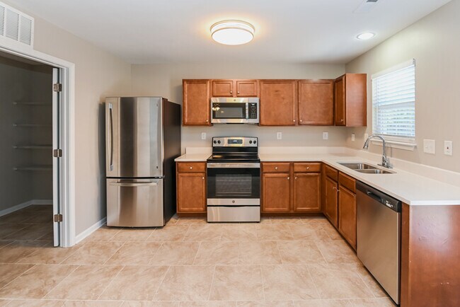 Building Photo - 3 Bedroom Charlotte Home