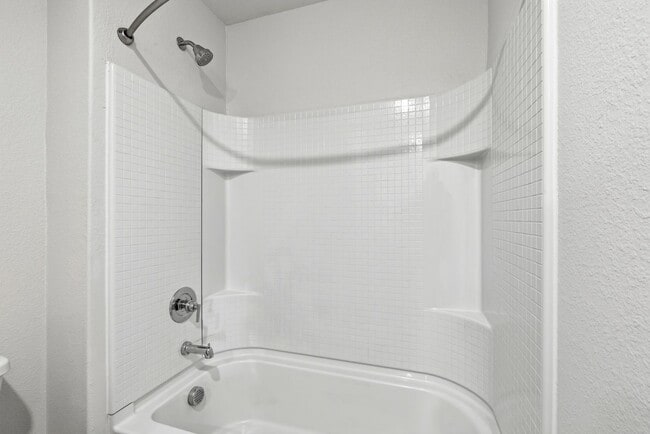 Building Photo - 402 Marsh Ln