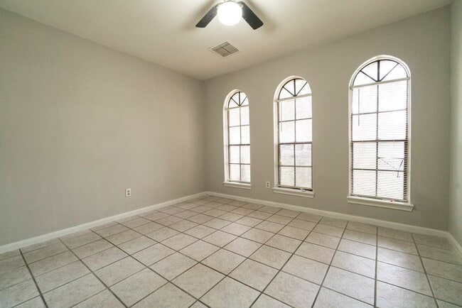 Building Photo - 18746 Wood Glen Ln