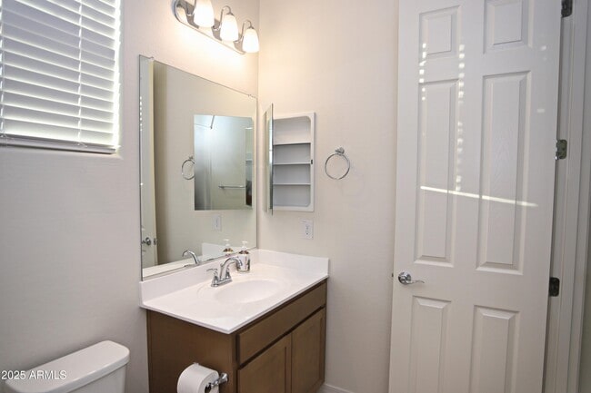 Building Photo - 976 W Finch Dr