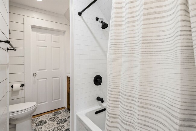 Building Photo - 71 King St