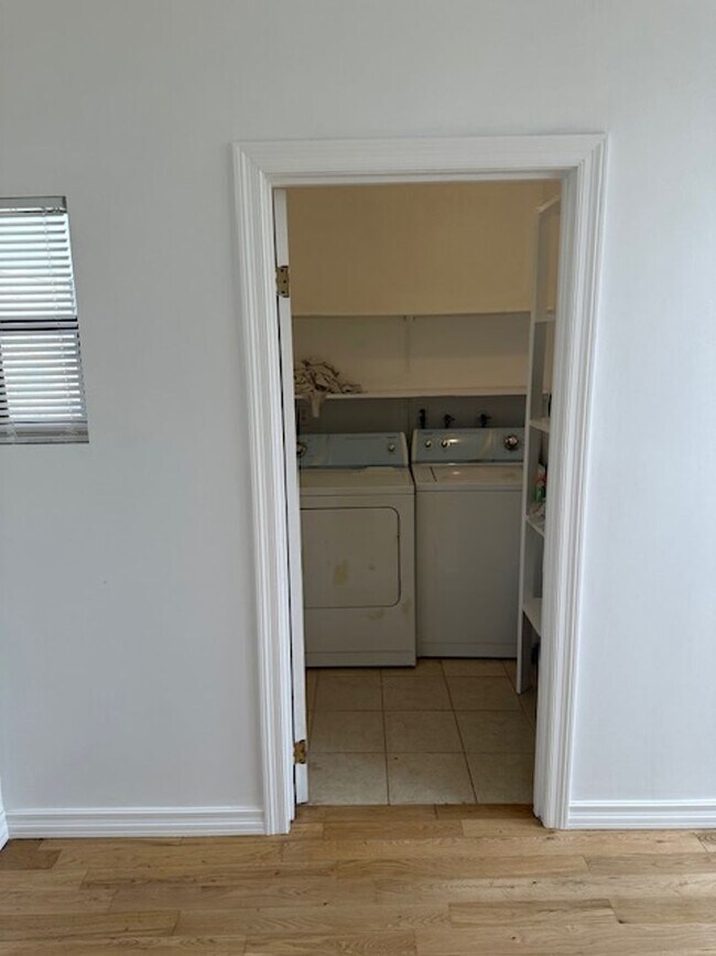 Building Photo - 304 N Francisca Ave