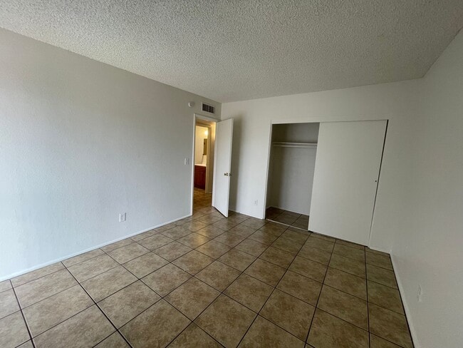 Building Photo - 2 Bedroom and 1 Bath Triplex! **MOVE IN SPECIAL**