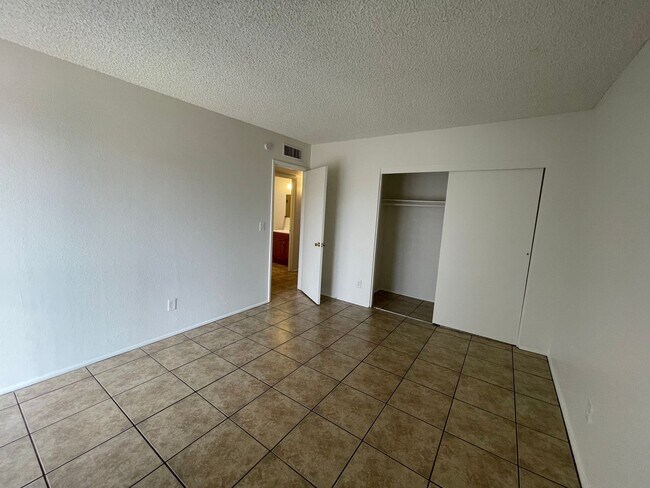 Building Photo - Quaint 2 Bedroom and 1 Bath Triplex!