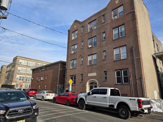 Building Photo - 289 Day Ave