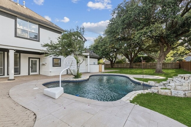Building Photo - 7204 Pebble Hill Dr