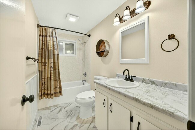 Building Photo - Unfurnished Light-Filled, Beautifully Updated 3-Bedroom Home in Jacksonville