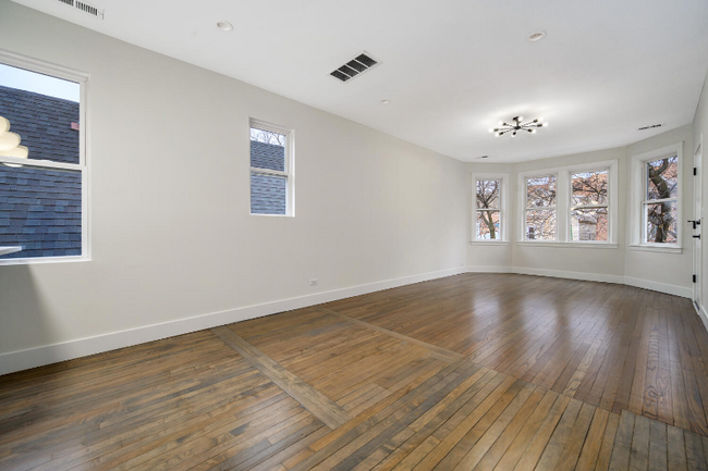 Building Photo - 2137 N Maplewood Ave
