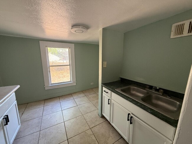 Building Photo - 750 Escambia St