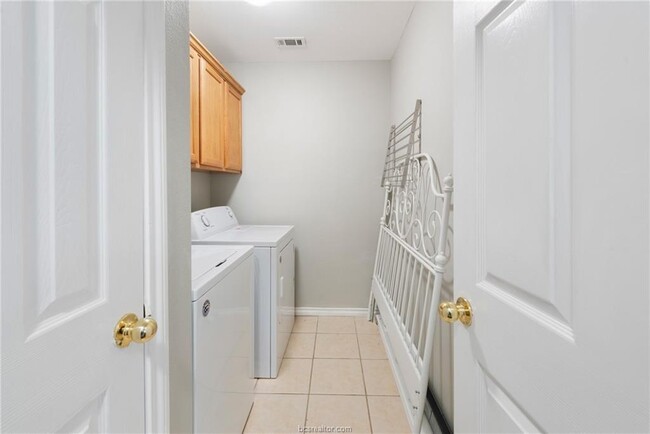Building Photo - 3609-3611 Oldenburg Ct