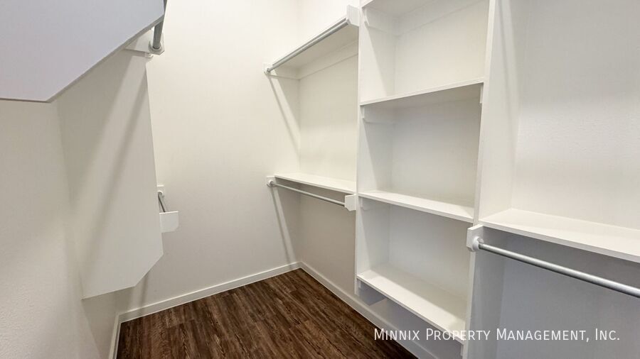 Building Photo - 2010 Kenwood Ave