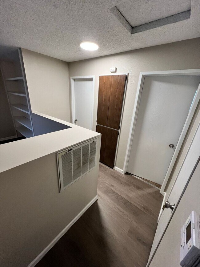 Building Photo - Spacious 2 Bedroom, 1.5 Bath Triplex in Cl...