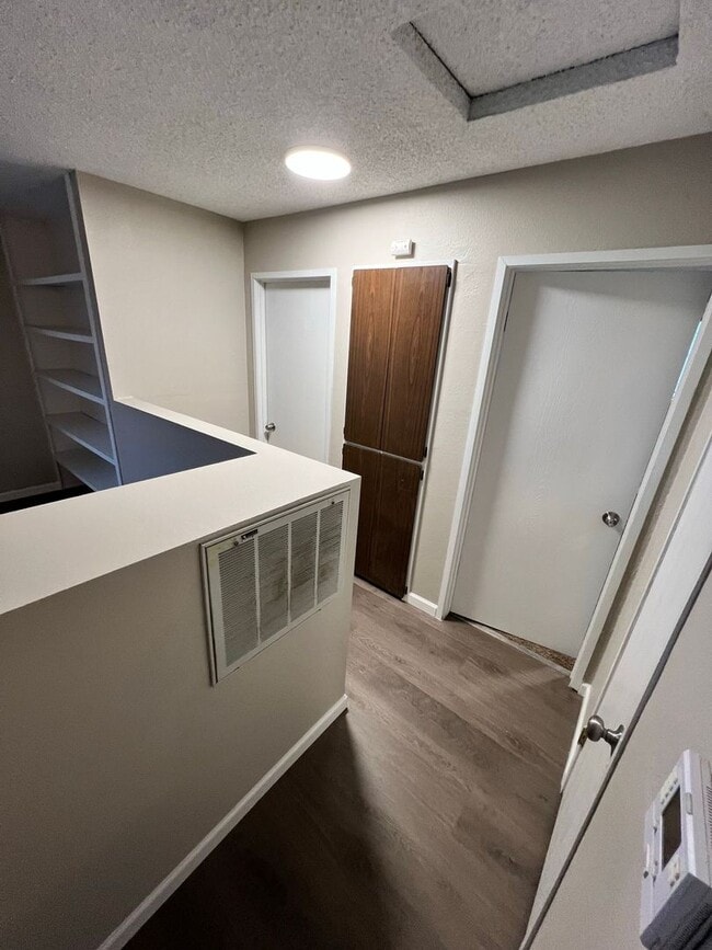 Building Photo - Spacious 2 Bedroom, 1.5 Bath Triplex in Clarkston